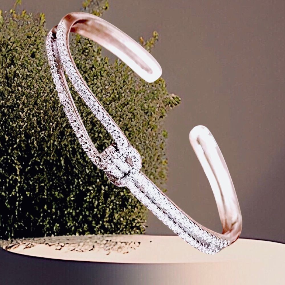 KNOT BRACELET CRYSTAL DIAMOND PAVE SETTING